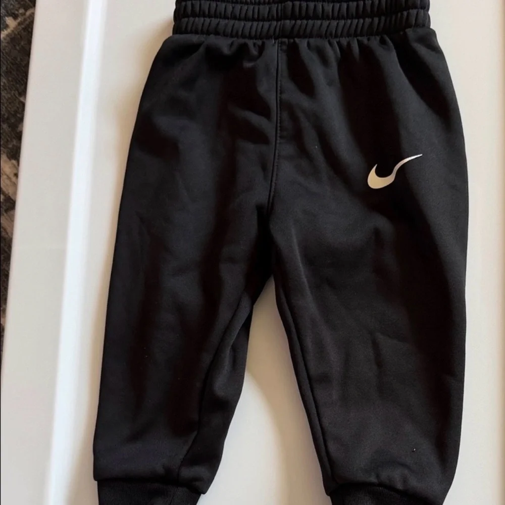 Nike Kids Black and Gray Matching Set - Picture 4 of 4